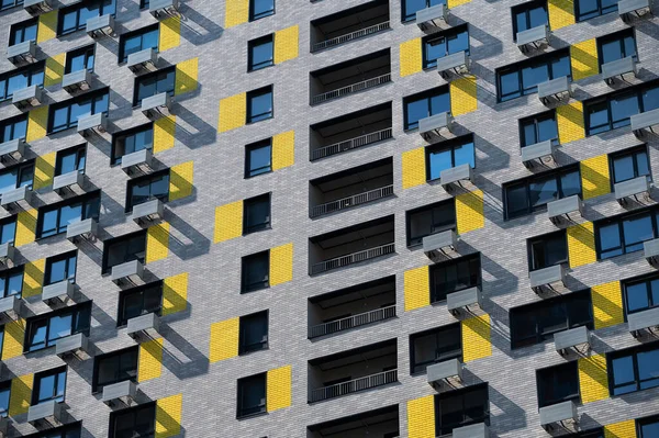 Nova Moderna Casa Arranha Céus Tijolos Coloridos Com Varandas Edifício — Fotografia de Stock