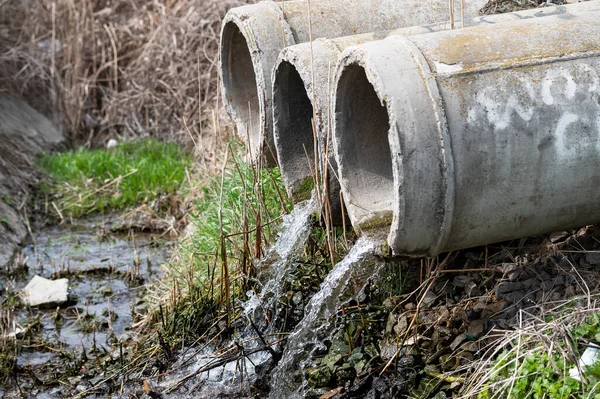 Trzy Stare Betonowe Rury Kanalizacyjne Płynącą Wodą System Kanalizacji Miejskiej — Zdjęcie stockowe
