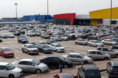 Bulutlu bir öğleden sonra süpermarkette tam park yeri. farklı süpermarketleri, hipermarketleri ve depoları olan bir alan
