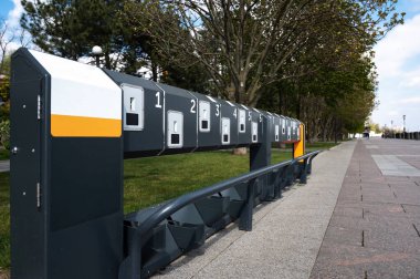 Parkta kiralık elektrikli scooterlar için boş park yeri. Yeşil araçlara talep var. salgın ve iş sorunları