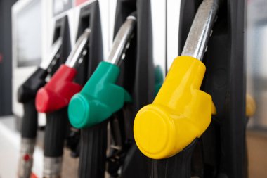 Benzin istasyonunda araba yakıtı olan çok renkli temiz tabancalar. Benzin istasyonundaki benzin pompasının ayrıntıları..