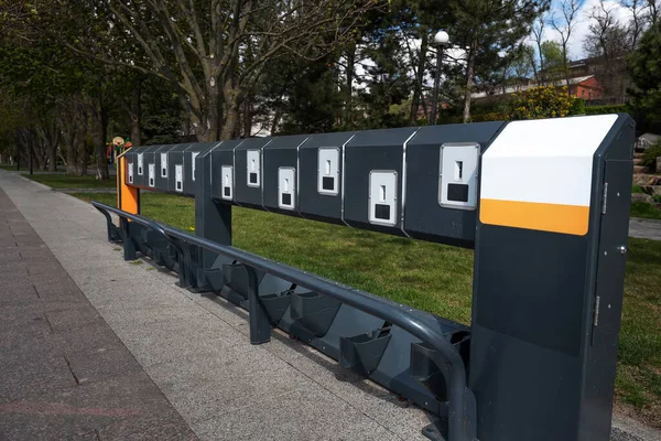 Parkta kiralık elektrikli scooterlar için boş park yeri. modern çevre dostu ulaşım araçları şehirde.