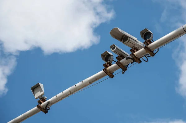 Überwachungskameras Und Radargeräte Einem Metallmast Über Der Straße Lichter Und — Stockfoto