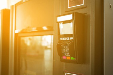 Makinedeki malların ödenmesi için modern pos banka terminali. Ödeme terminali parlak gün ışığında