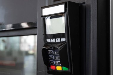 Makinedeki malların ödenmesi için siyah modern pos banka terminali. kahve makinesi ödeme terminali