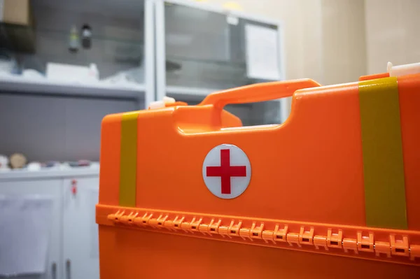 Caja naranja con una cruz de ambulancia para primeros auxilios a las víctimas — Foto de Stock