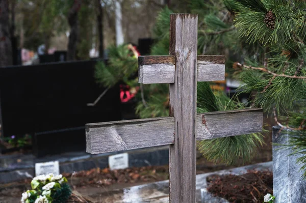 墓地坟墓上的一个简单的木制十字架 未知的坟墓 基督教葬礼 — 图库照片