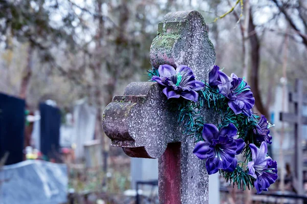 Fiori Artificiali Viola Una Vecchia Croce Granito Una Tomba Cimitero — Foto Stock