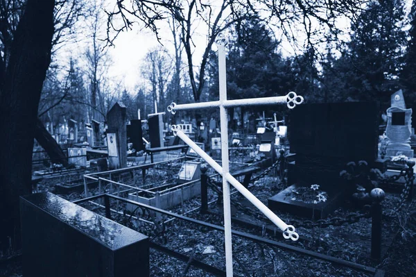 Gloomy Photo Metal Cross Cemetery Grave Deceased Relative Spooky View — Stock Photo, Image