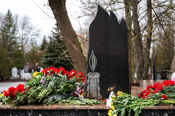 Färska Blommor Fallna Soldaters Massgrav Kriget Blommor Vid Ett Marmormonument — Stockfoto