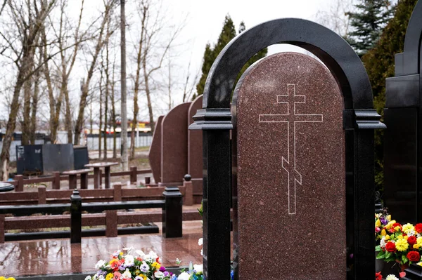 Lapide Marmo Con Fiori Freschi Una Tomba Cimitero Funerali Del — Foto Stock