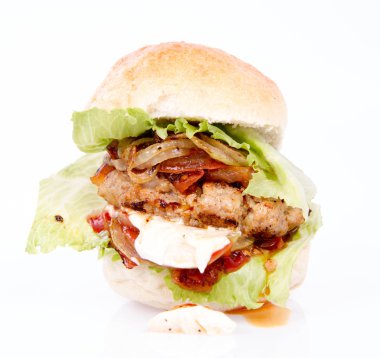 Mayonez ve ketçaplı hamburger.