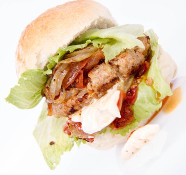 Mayonez ve ketçaplı hamburger.