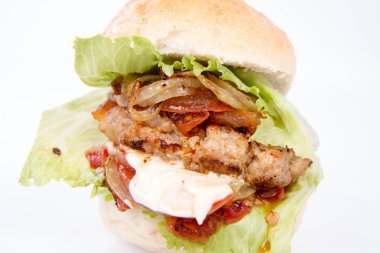 Mayonez ve ketçaplı hamburger.