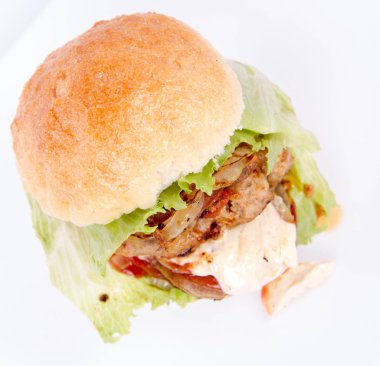 Mayonez ve ketçaplı hamburger.