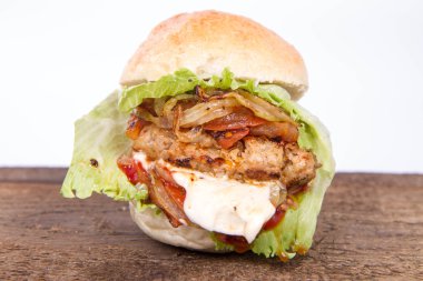 Mayonez ve ketçaplı hamburger.