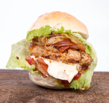 Mayonez ve ketçaplı hamburger.