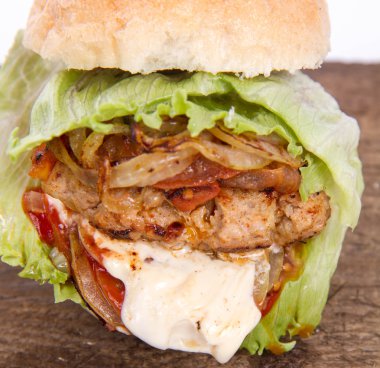 Mayonez ve ketçaplı hamburger.