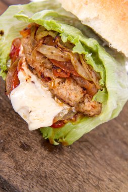 Mayonez ve ketçaplı hamburger.