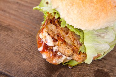 Mayonez ve ketçaplı hamburger.