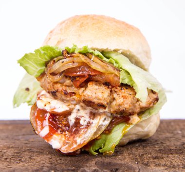 Mayonez ve ketçaplı hamburger.