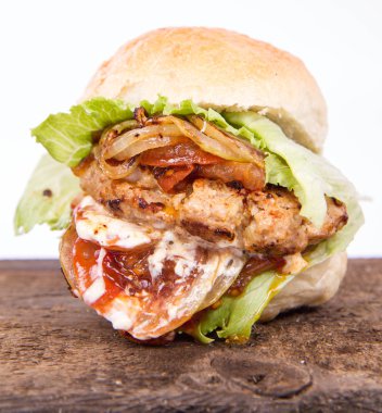 Mayonez ve ketçaplı hamburger.