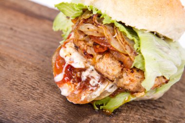 Mayonez ve ketçaplı hamburger.