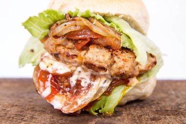 Mayonez ve ketçaplı hamburger.