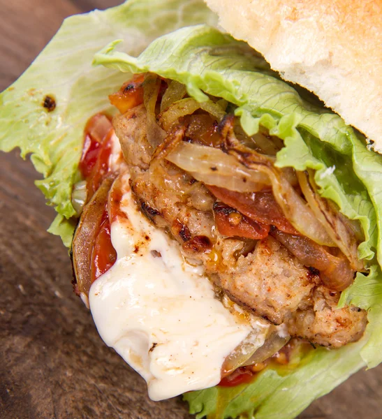 Mayonez ve ketçaplı hamburger.