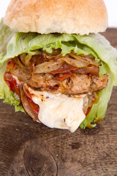 Mayonez ve ketçaplı hamburger.