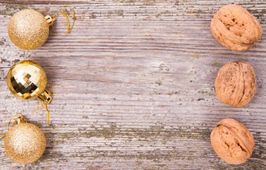 Ceviz ve Noel topları ahşap arka planlar üzerinde