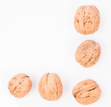 Beyaz arka planda cevizler