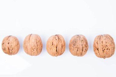 Beyaz arka planda cevizler