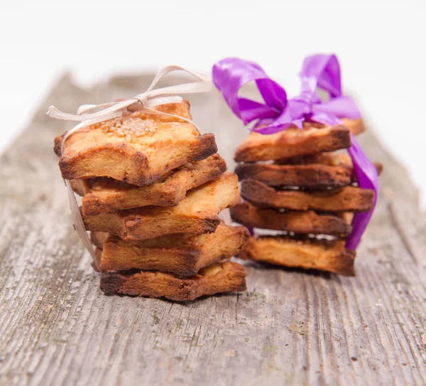 Cookies Gekoppeld Met Een Strik Houten Achtergrond — Stockfoto