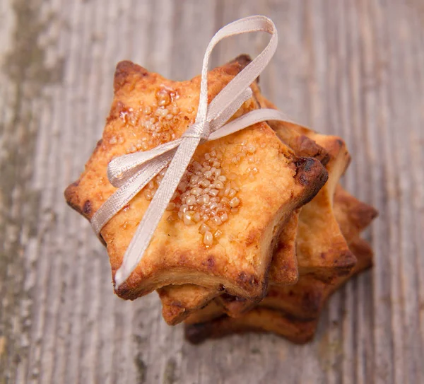 Biscoitos Amarrados Com Arco Fundo Madeira — Fotografia de Stock