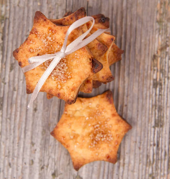 Cookies Gekoppeld Met Een Strik Houten Achtergrond — Stockfoto