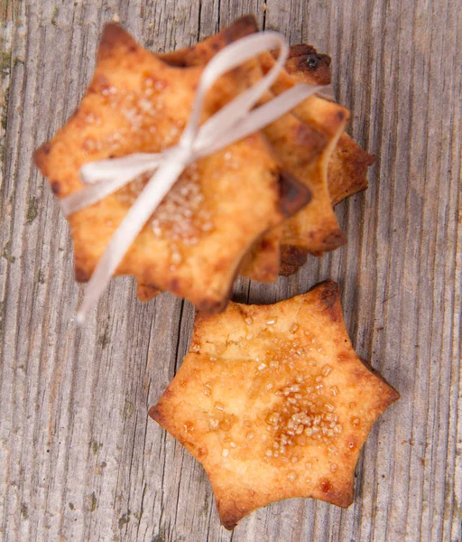 Cookies Bundna Med Rosett Trä Bakgrund — Stockfoto