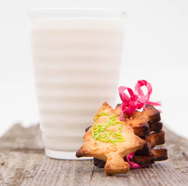 Julgran Som Formade Cookies Och Ett Glas Mjölk Trä Bakgrund — Stockfoto