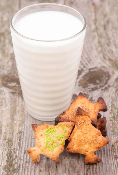 Julgran Som Formade Cookies Och Ett Glas Mjölk Trä Bakgrund — Stockfoto