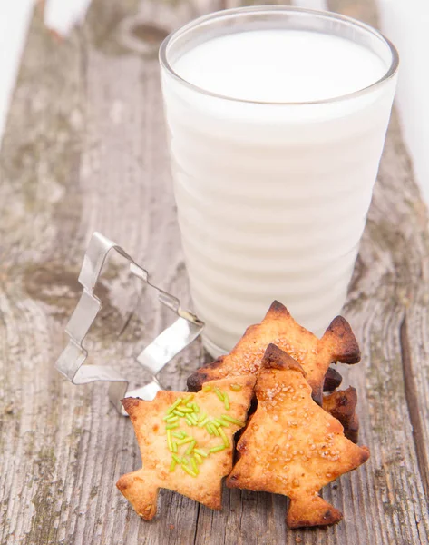 Julgran Som Formade Cookies Och Ett Glas Mjölk Trä Bakgrund — Stockfoto