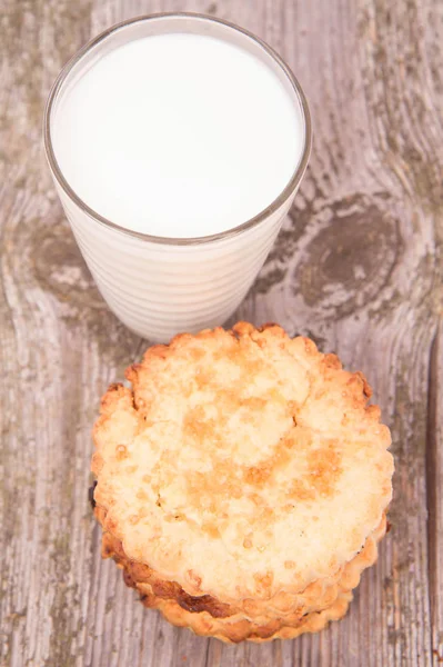 Cookies Och Ett Glas Mjölk Trä Bakgrund — Stockfoto