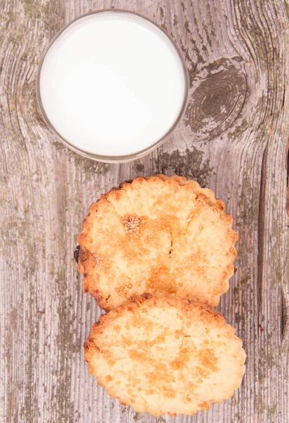 Pliki Cookie Szklankę Mleka Podłoże Drewniane — Zdjęcie stockowe