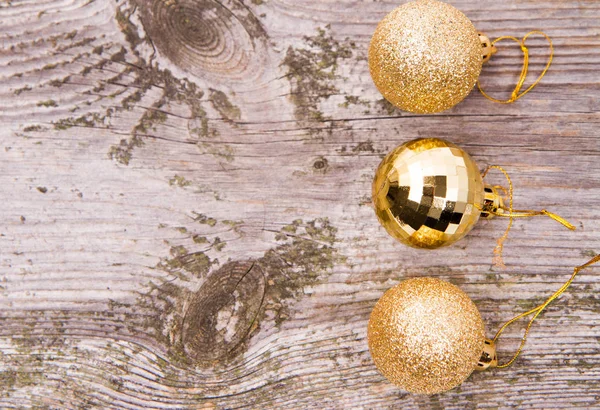 在一个木制的背景上的黄金圣诞球 — 图库照片