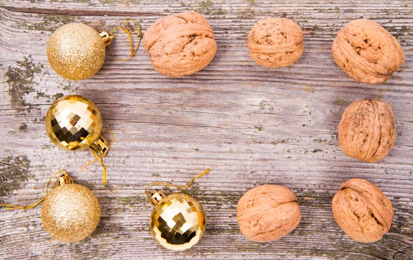 Vlašské Ořechy Vánoční Koule Dřevěných Podkladech — Stock fotografie