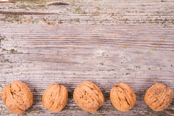 Goldene Weihnachtskugeln Auf Einem Hölzernen Hintergrund — Stockfoto