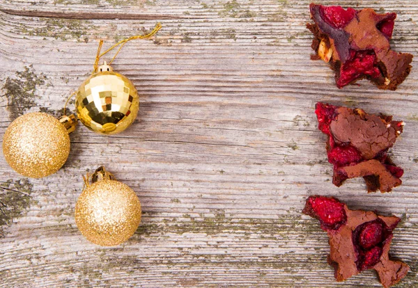 Weihnachtsbaum Form Von Himbeerbrownies Und Weihnachtskugeln Auf Einem Hölzernen Hintergrund — Stockfoto