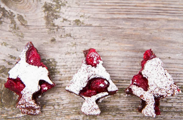 Brownies Frambuesa Forma Árbol Navidad Cubiertos Con Azúcar Polvo Sobre — Foto de Stock