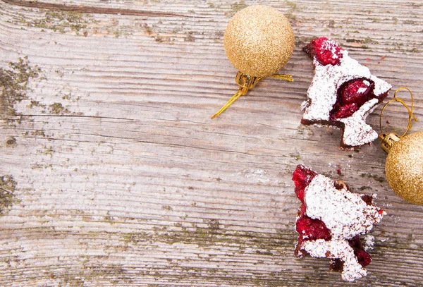 Árbol Navidad Forma Brownies Frambuesa Bolas Navidad Sobre Fondo Madera —  Fotos de Stock