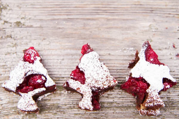 Brownies Lamponi Forma Albero Natale Ricoperti Zucchero Velo Uno Sfondo — Foto Stock