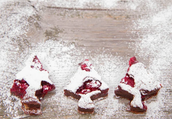 Brownies Framboises Forme Arbre Noël Recouverts Sucre Poudre Sur Fond — Photo